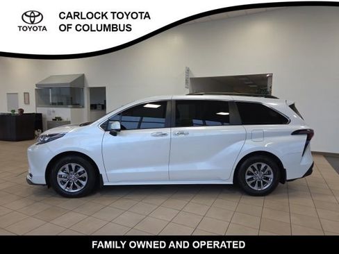 Used 2024 Toyota Sienna XLE FWD image 2