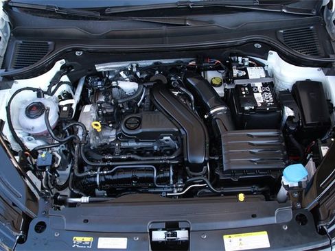 Certified 2025 Volkswagen Taos SE image 19