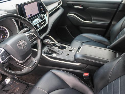 Used 2023 Toyota Highlander XLE w/ Protection Package #3 (TMS) image 18