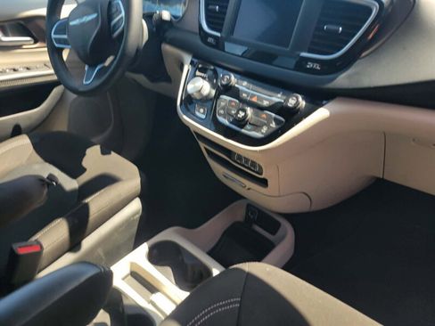 Used 2022 Chrysler Voyager LX FWD image 13