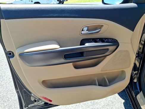 Used 2016 Kia Sedona LX w/ LX Convenience Package FWD image 14