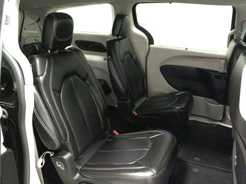 Used 2023 Chrysler Pacifica Touring-L FWD image 19