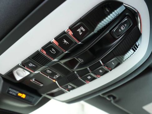 Certified 2025 Porsche Macan AWD/4WD image 36