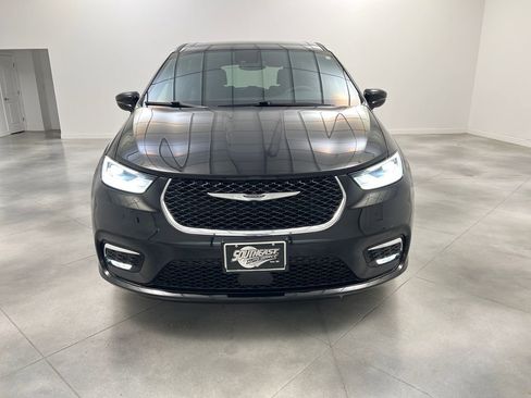Used 2025 Chrysler Pacifica Select FWD image 2