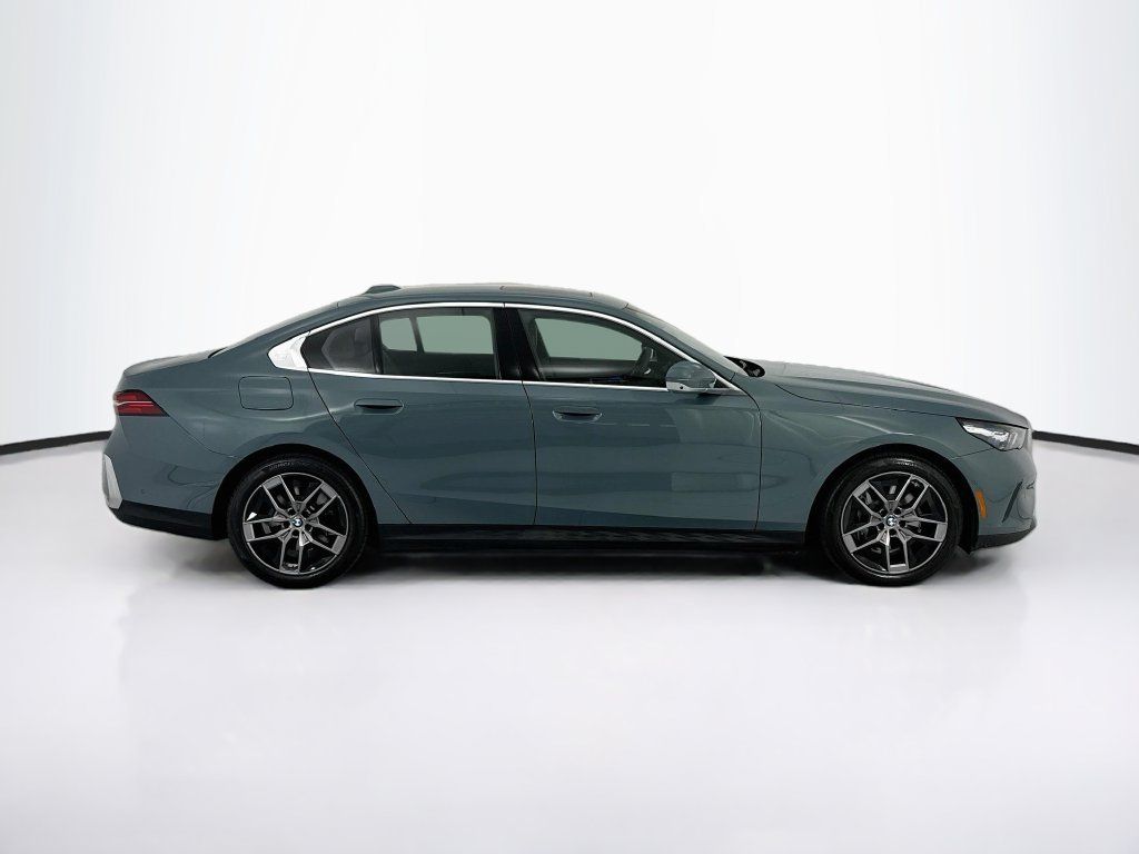 Used 2026 BMW i5 eDrive40 w/ Premium Package AWD/4WD image 4
