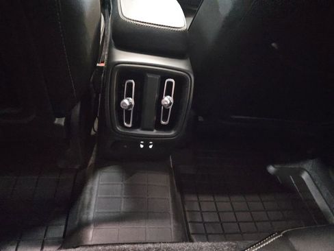 Certified 2025 Volvo XC40 B5 Ultra w/ Protection Package Premier AWD/4WD image 16