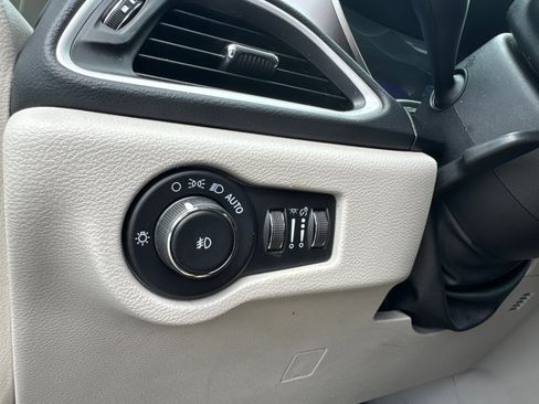 Used 2023 Chrysler Pacifica Touring-L FWD image 33
