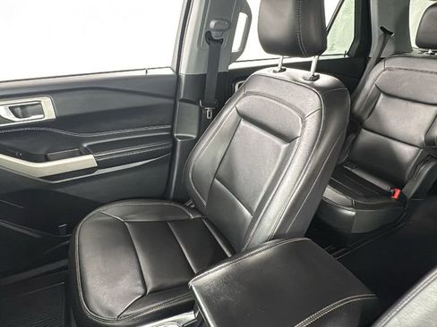 Used 2022 Ford Explorer XLT w/ Equipment Group 202A AWD/4WD image 13