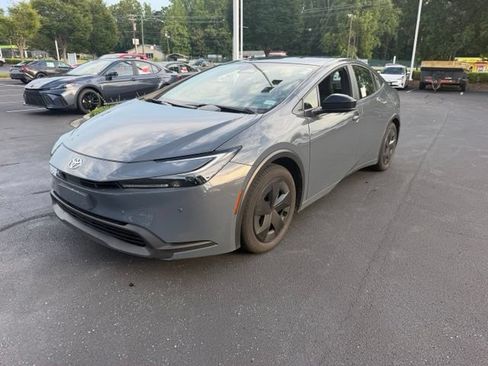 Used 2025 Toyota Prius LE FWD image 2
