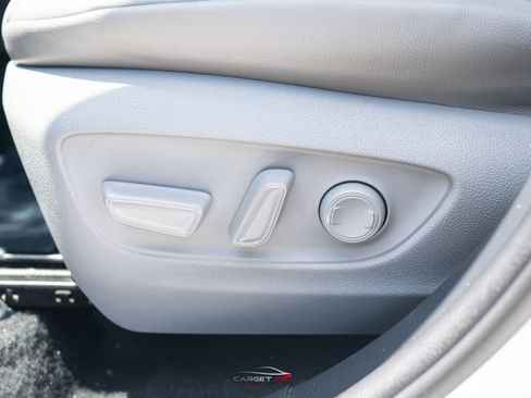 Used 2021 Toyota Highlander XLE AWD/4WD image 38