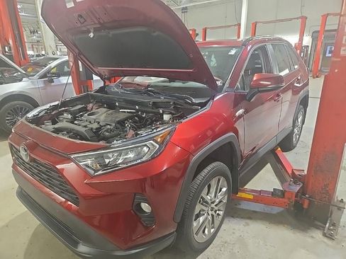 Used 2020 Toyota RAV4 XLE Premium AWD/4WD image 8