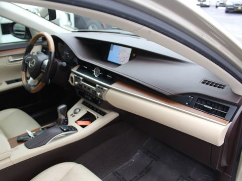 Used 2018 Lexus ES 300h image 22