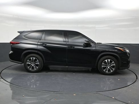 Used 2021 Toyota Highlander XLE FWD image 6