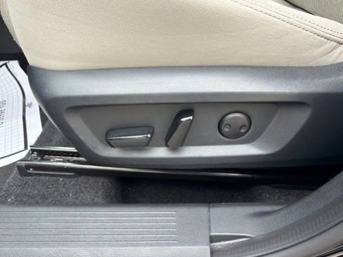 Used 2025 Nissan Rogue SV AWD/4WD image 23
