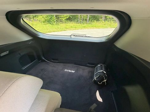 Used 2019 Toyota RAV4 XLE w/ Convenience Package FWD image 18