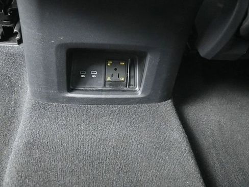 Used 2025 Volkswagen Atlas SE FWD image 28