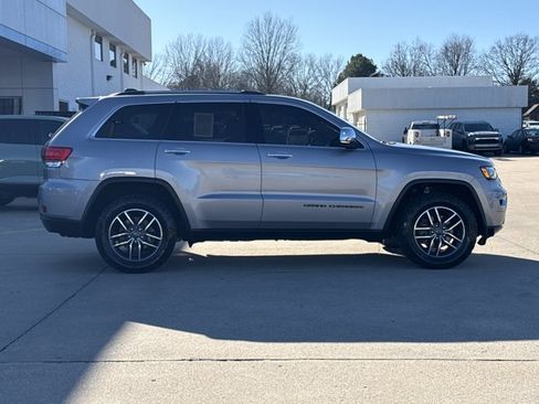 Used 2019 Jeep Grand Cherokee Limited w/ Luxury Group II image 2
