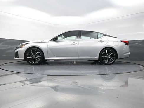 Used 2024 Nissan Altima 2.5 SR FWD image 34