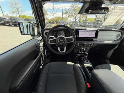Used 2025 Jeep Wrangler Unlimited Sahara image 18