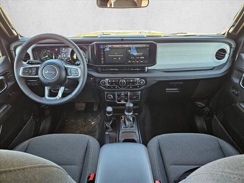 Used 2025 Jeep Wrangler Sahara image 17