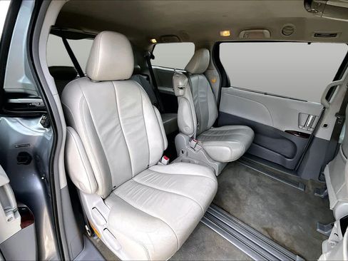 Used 2013 Toyota Sienna XLE FWD image 17
