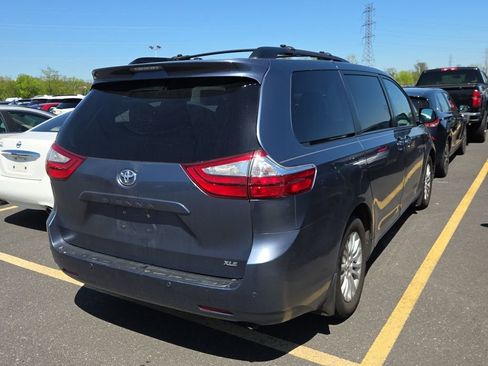 Used 2017 Toyota Sienna XLE Premium FWD image 3
