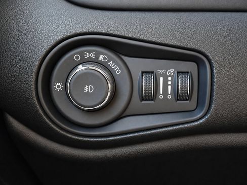 Used 2023 Jeep Renegade Altitude w/ Sun/Sound Group AWD/4WD image 29