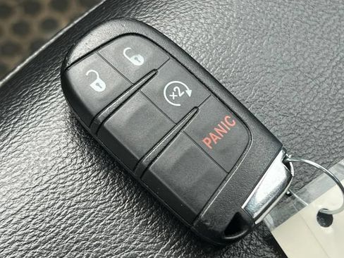 Used 2018 Jeep Compass Latitude w/ Cold Weather Group AWD/4WD image 9
