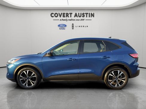 Used 2022 Ford Escape SE w/ SE Sport Appearance Package image 2
