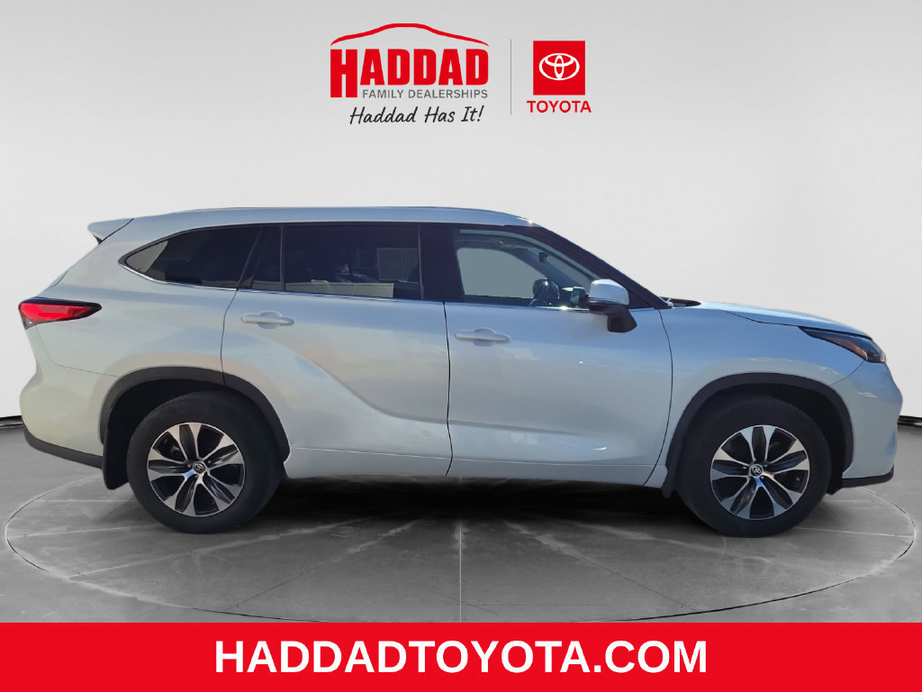Used 2022 Toyota Highlander XLE AWD/4WD image 7