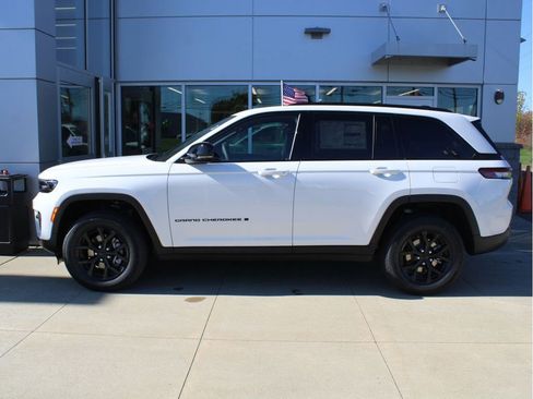 New 2025 Jeep Grand Cherokee Altitude image 5