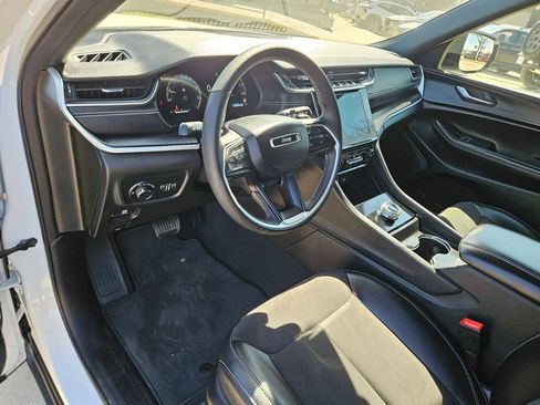 Used 2024 Jeep Grand Cherokee L Laredo image 13