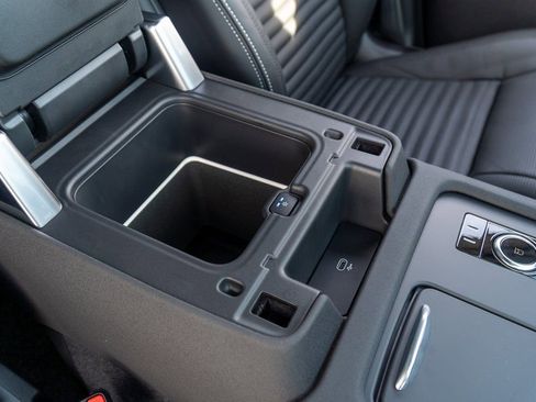 Used 2025 Land Rover Discovery Dynamic SE image 19