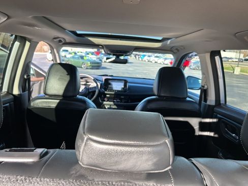 Used 2023 Nissan Rogue SL w/ SL Premium Package image 13