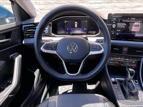 Used 2025 Volkswagen Jetta SE FWD image 4