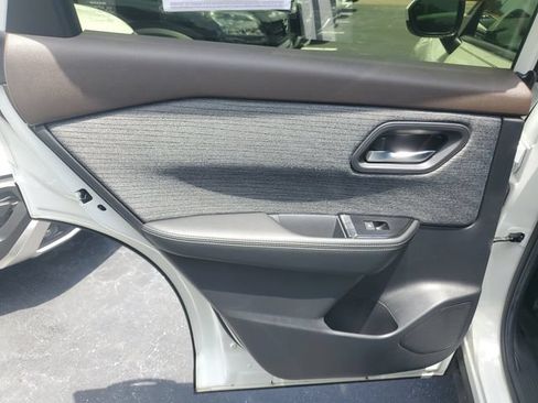 Used 2023 Nissan Rogue SV FWD image 7