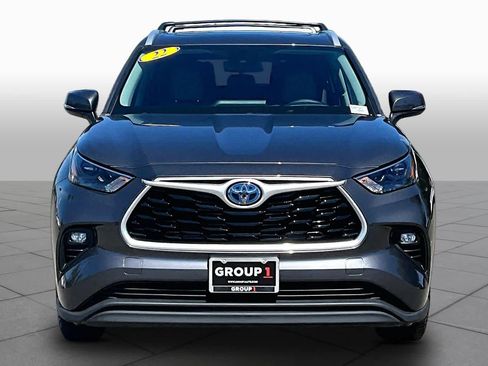 Used 2022 Toyota Highlander XLE AWD/4WD image 3
