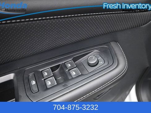 Used 2025 Volkswagen Atlas Cross Sport SE FWD image 21