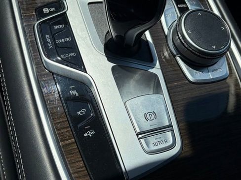 Used 2022 BMW 740i xDrive AWD/4WD image 25