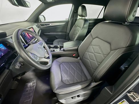 Used 2024 Volkswagen Atlas Cross Sport SE image 13