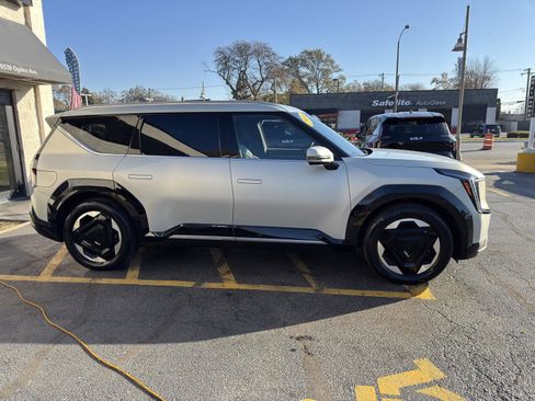 Used 2024 Kia EV9 Land image 8