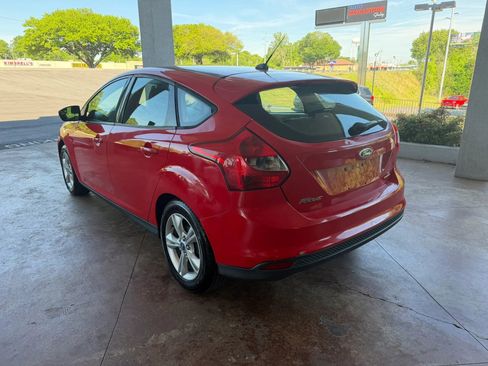 Used 2014 Ford Focus SE w/ SE Winter Package FWD image 4