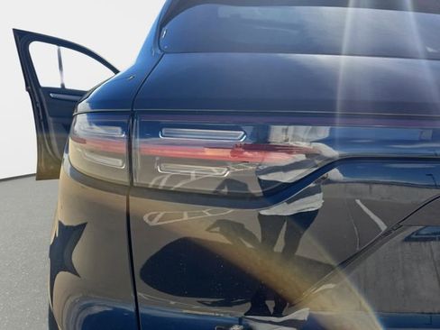 Used 2023 Porsche Cayenne Platinum Edition image 37