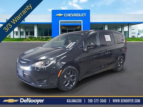 Used 2018 Chrysler Pacifica Touring Plus w/ S Appearance Package FWD image 1