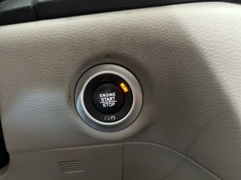 Used 2020 Chrysler Voyager Lxi FWD image 19