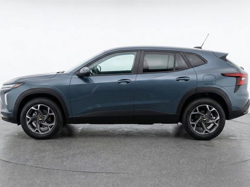 Used 2025 Chevrolet Trax LT FWD image 5
