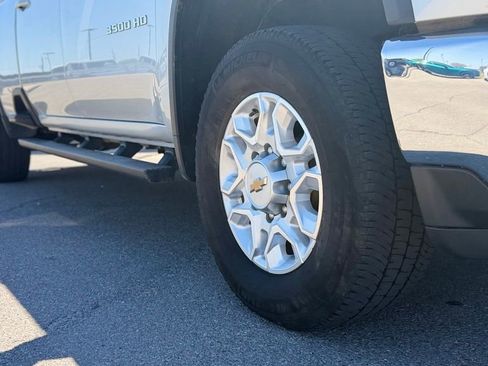 Used 2022 Chevrolet Silverado 3500 LT AWD/4WD image 2