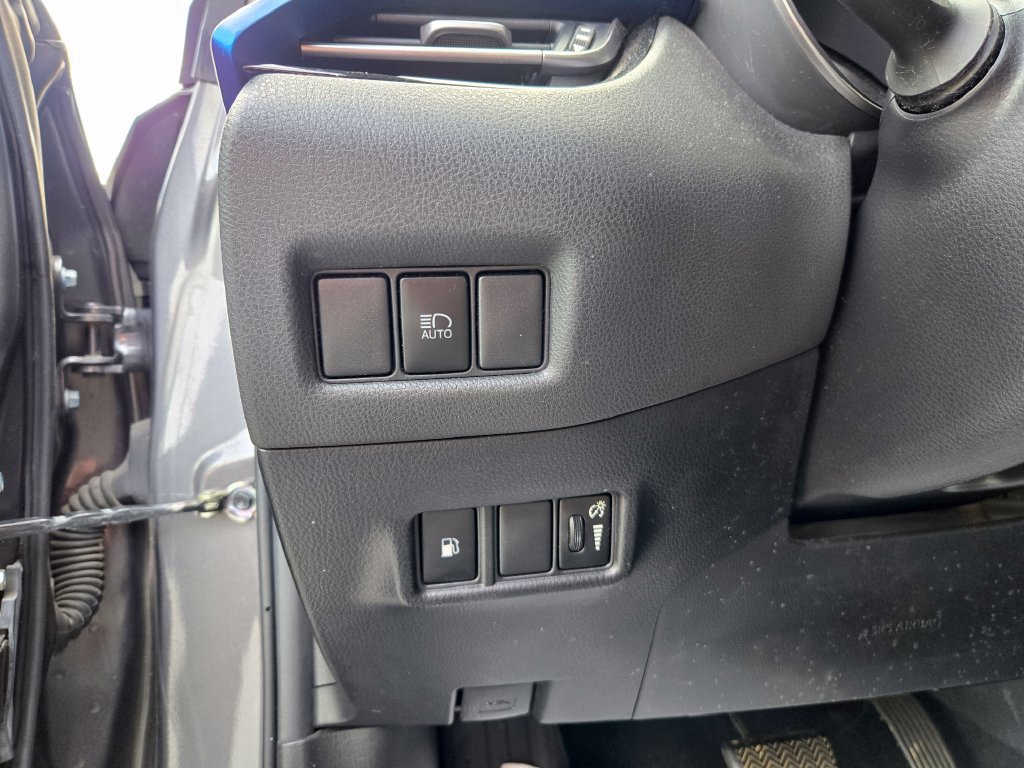 Used 2019 Toyota C-HR XLE FWD image 16