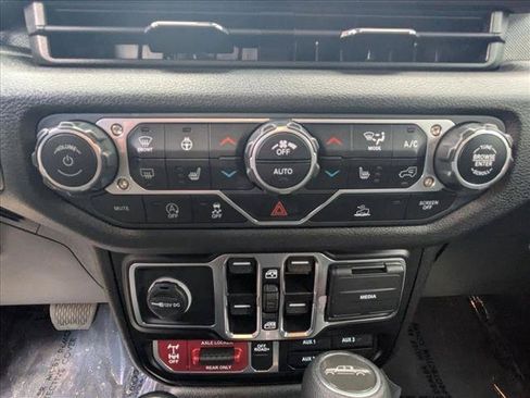 Used 2025 Jeep Gladiator Sport AWD/4WD image 14