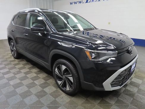 Used 2025 Volkswagen Taos SE AWD/4WD image 3